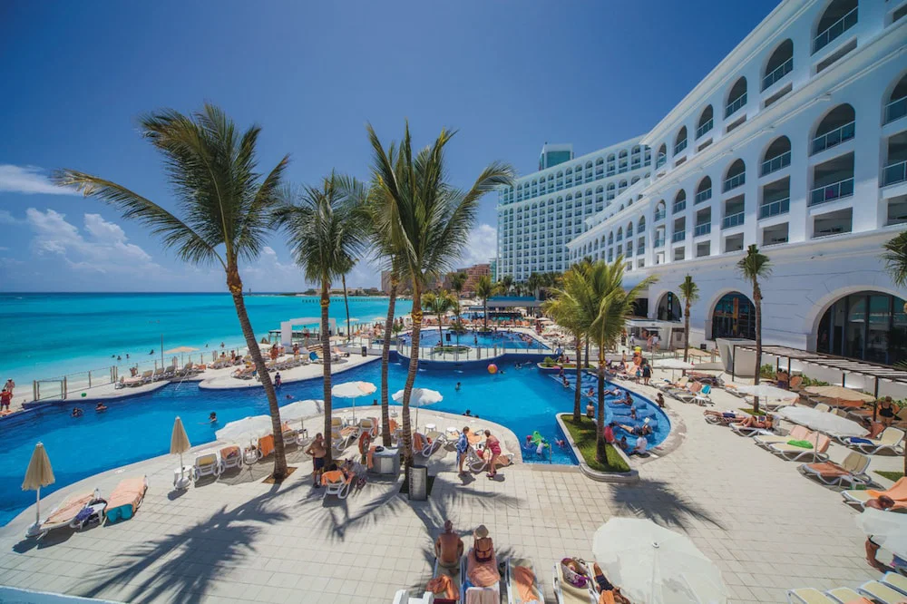 Hotel Riu Cancun pool and beachfront view