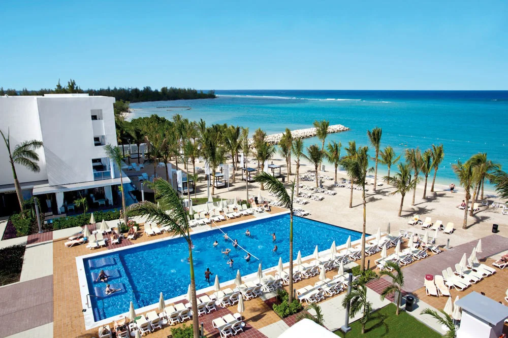 Hotel Riu Palace Jamaica pool and beachfront view